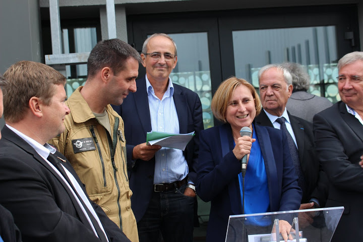 Mme la Présidente...