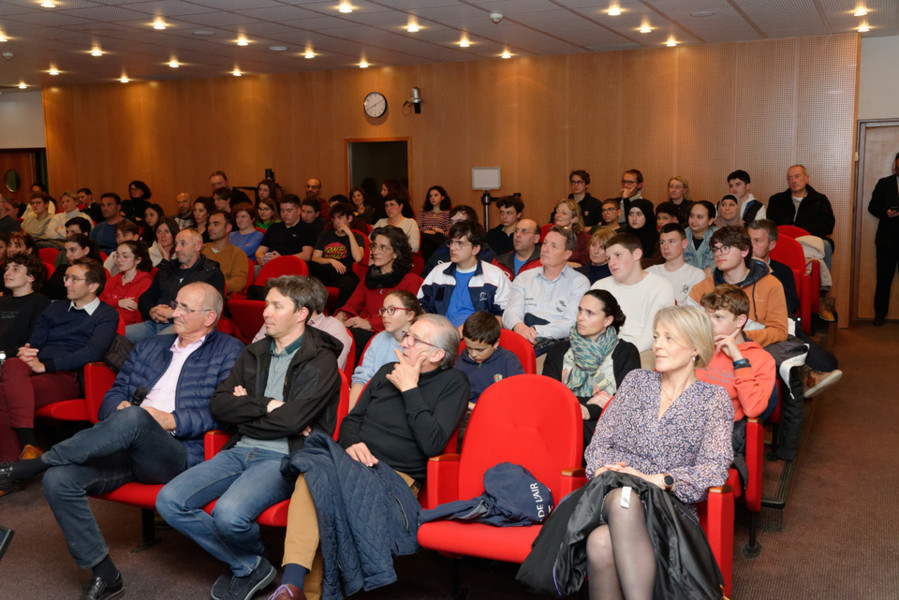 salle attentive...